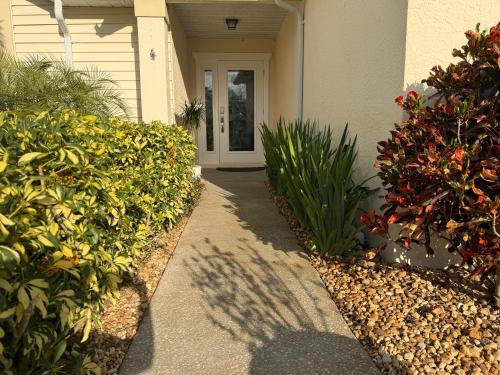 een looppad dat naar de voordeur van een huis leidt bij Coastal Launch Properties in Titusville