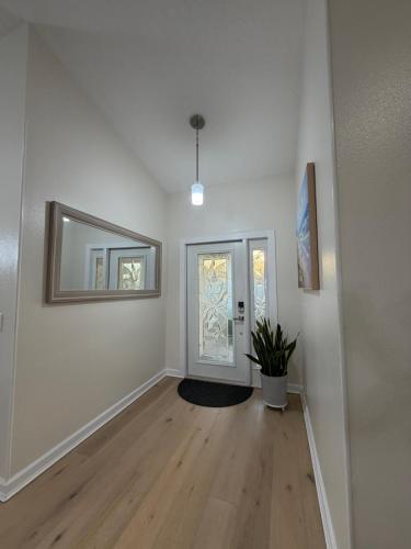 een lege kamer met een deur en een potplant bij Coastal Launch Properties in Titusville