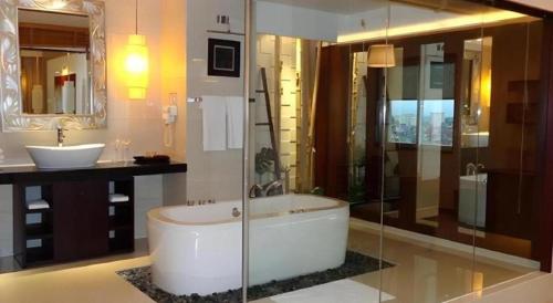 ein großes Badezimmer mit Badewanne und Waschbecken in der Unterkunft BMC Ha Tinh hotel in Provinz Hà Tĩnh