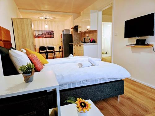 PRIVATE GARDEN 2BR PRAGUE APARTMENT for Business & Leisure, FREE PARKING & Gym, by LIVE-INN 2