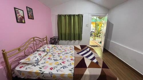 En eller flere senge i et værelse på Nature of Arambol