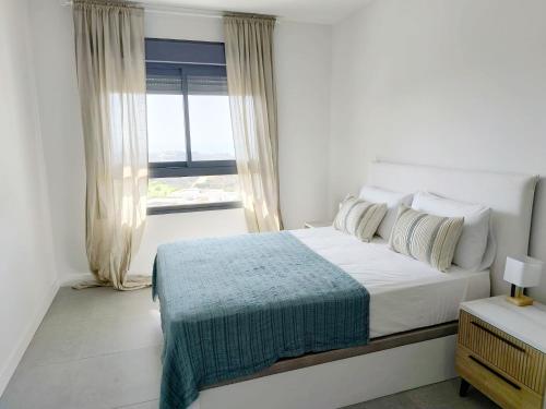 2 Bed Luxury Apartment - Sea views, Parking, Spa, 5 min to Beach next to Calanova Golf