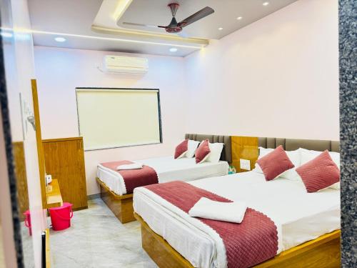 Ein Bett oder Betten in einem Zimmer der Unterkunft Sairam Residency