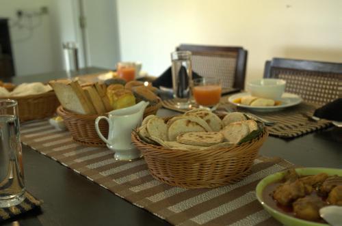 een tafel met broodmanden en kommen bij Rain Drops Wellness Villa Sinharaja in Mederipitiya