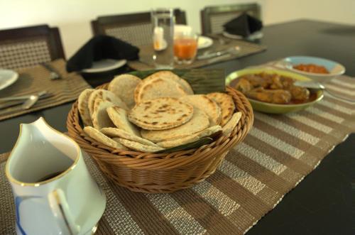 een broodmand bovenop een tafel bij Rain Drops Wellness Villa Sinharaja in Mederipitiya