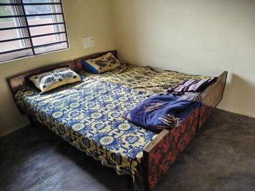 een bed met kussens in een kamer bij mithra house in Khammam