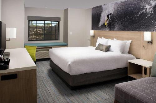 um quarto de hotel com uma cama grande e uma janela em Best Western Beachside Inn em South Padre Island