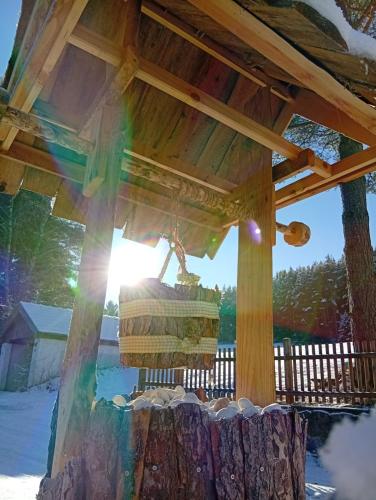 a wooden gazebo with the sun in the background at Waldviertel Auszeit - Lichtung im Wald - Alleinlage in Scheiben