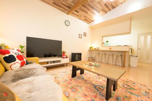 a living room with a couch and a table at tazuraya-ritsurin-一棟貸切-無料駐車場 in Takamatsu