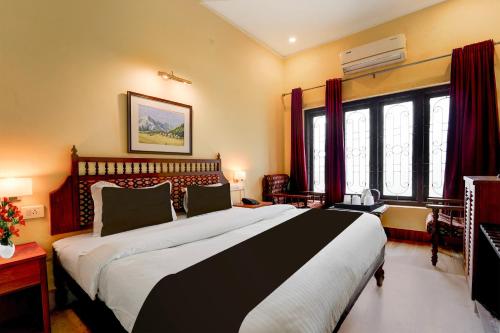 Giường trong phòng chung tại Super Collection O Kangarappady Formerly Cochin Residency