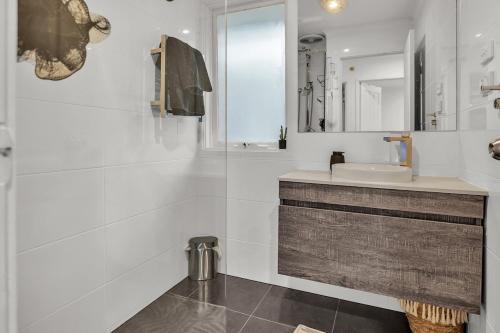 Phòng tắm tại Peaceful 2-Bedroom Home with Expansive Backyard