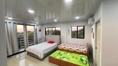 una piccola camera da letto con un letto e una finestra di APARTAMENTOS AMOBLADOS a Santa Marta