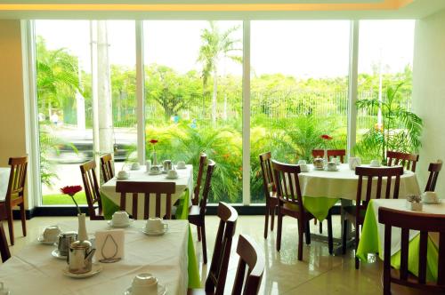 un restaurante con mesas y sillas y una gran ventana en Américas Gaivota Hotel, en Río de Janeiro