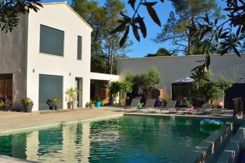 Bazén v ubytování Sous les oliviers - Piscine chauffée à débordement- Studios climatisés nebo v jeho okolí