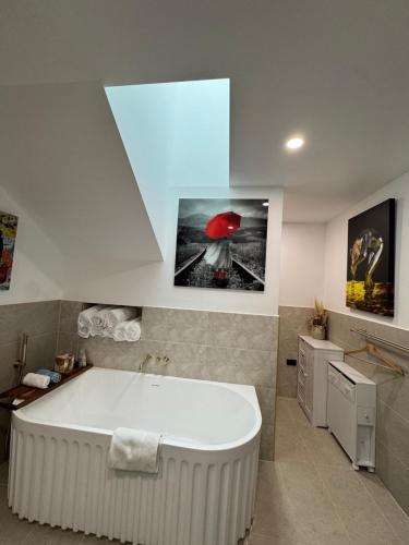 un bagno con grande vasca bianca di Brigidas Guest House a Bairnsdale