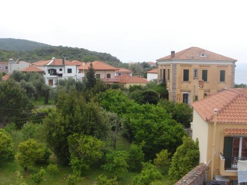 a view of a town with houses and trees at Pension Niki in Skála Sykaminéas