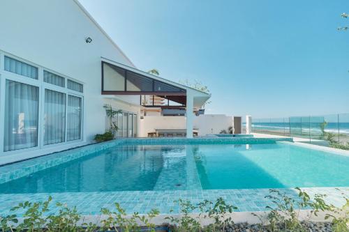 een zwembad voor een huis bij Alesea Baroro, La Union, Private Modern Villa with Pool, Jacuzzi, Beachfront View in Balio