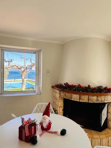een kamer met een tafel met een kerstmuts en een open haard bij Sesi Luxury Suites in Marathón