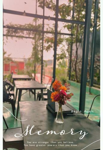 un vase de fleurs sur une table avec un panneau « joyeux anniversaire » dans l'établissement Rose Hill Villa Dalat, à Đà Lạt