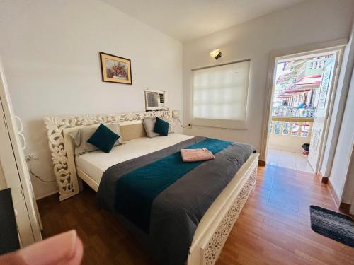 une chambre avec un grand lit dans une pièce dans l'établissement Candolim beach apartment goa, à Candolim