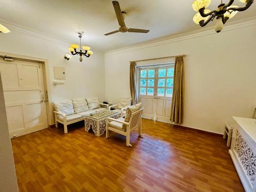 un salon avec un canapé et une table dans l'établissement Candolim beach apartment goa, à Candolim