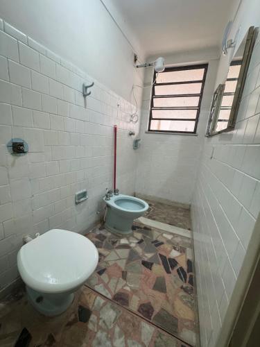 a bathroom with a toilet and a bidet at Casa para até 8 pessoas perto da Basílica in Aparecida