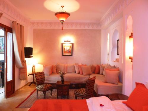 una sala de estar con un sofá y una cama en Riad Viva, en Marrakech