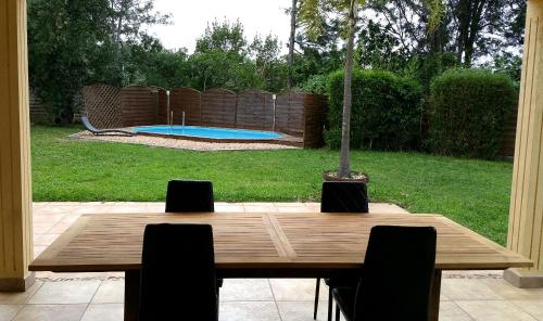 Bazén v ubytování Chic Villa 20min from Beaches 40 from Mountains nebo v jeho okolí