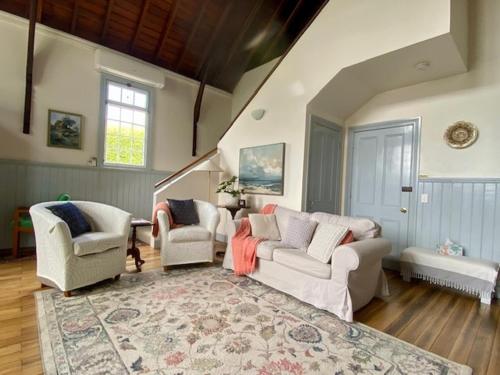 un soggiorno con due divani e un tappeto di Convent Franklin - Schoolhouse Apartment a Franklin