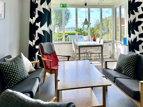 een woonkamer met banken en een tafel bij Vadstena Folkhögskola Vandrarhem in Vadstena
