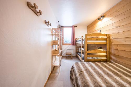 une chambre avec un lit superposé et une échelle dans l'établissement Appartement Valmorel, à Valmorel