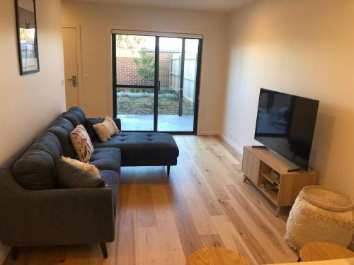 Khu vực ghế ngồi tại NEW Airy Neat & Comfy 2 story-3 Bed 2 BathGarage