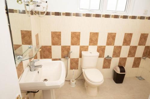 een badkamer met toilet en wastafel bij Trillium Villa in Nuwara Eliya