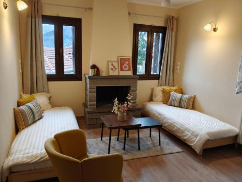 En eller flere senge i et værelse på Metsovo Fireplace Retreat I