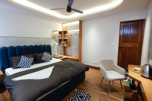 een slaapkamer met een bed, een bureau en een stoel bij Joeys Hostel Manali in Manāli