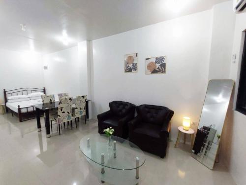 un salon avec un canapé et une table dans l'établissement JLG Transient Home Pagsanjan Laguna, à Pagsanjan