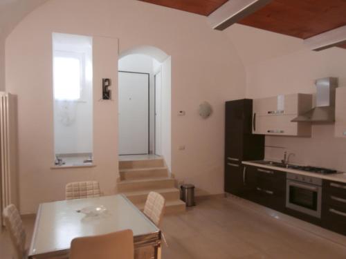 eine Küche und ein Esszimmer mit einem Tisch und Stühlen in der Unterkunft Casa Vacanza Martino in Matera