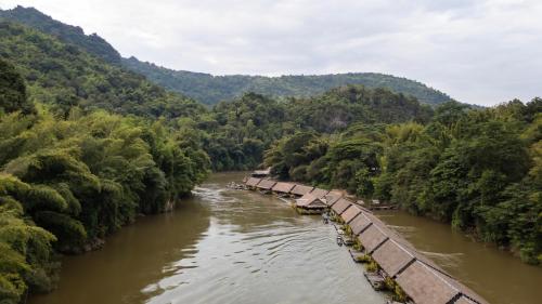 een brug over een rivier in een bos bij River Kwai Jungle Rafts in Sai Yok