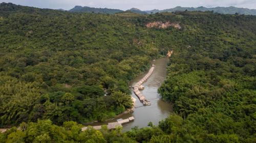 een luchtzicht op een rivier in een bos bij River Kwai Jungle Rafts in Sai Yok
