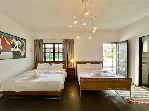 Postel nebo postele na pokoji v ubytování Cozy Super King Bed with Balcony SharedBungalow PJ