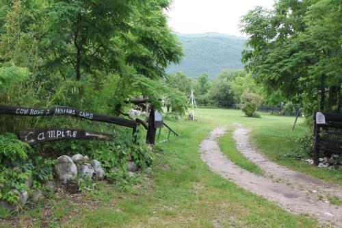 polna droga na polu z znakiem i drzewami w obiekcie Agriturismo al Ranch w mieście Castello dʼAviano