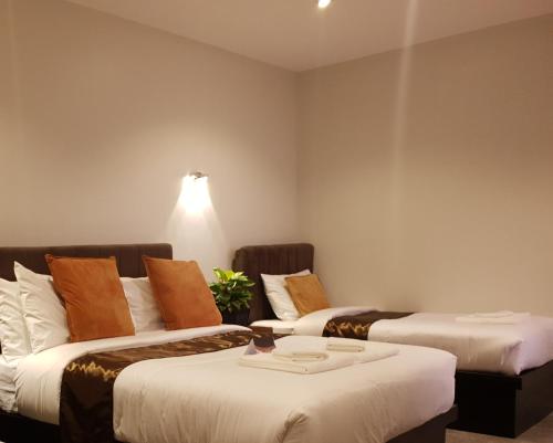 ein Hotelzimmer mit zwei Betten und einem Tisch in der Unterkunft Hotel Mirador in Baguio City