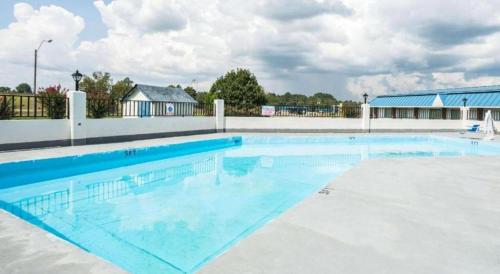 una grande piscina con acqua azzurra di Rodeway Inn Sardis a Sardis