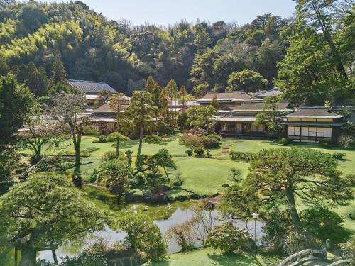 an aerial view of a garden with trees and a house at Sanyo-so in Izunokuni