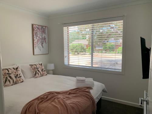 Postel nebo postele na pokoji v ubytování Stylish Renovated 2-bed Quiet, Cozy Wi-Fi