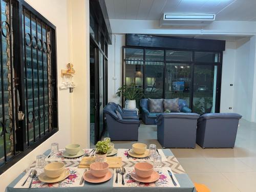 Et opholdsområde på ท่าบูรพาวิลล่า ที่พักพร้อมสระน้ำ ทั้งหลัง