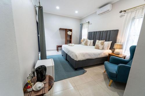 En eller flere senge i et værelse på Mopani Lodge Victoria Falls