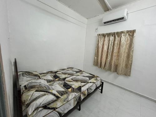 En eller flere senge i et værelse på BB Bahau Homestay