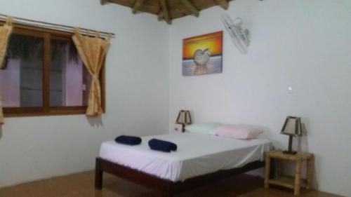 A bed or beds in a room at Las Tortuguitas Bungalows