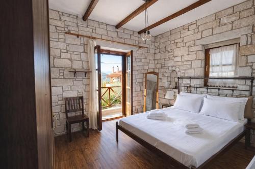 En eller flere senge i et værelse på Villa Monolia Sea View Stone Villa With Garden